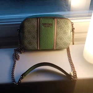  guess väska  - Guess väska typ ny använd 3 gånger
