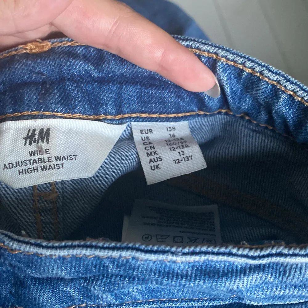 Ett par jeans från H&M storlek 158 på barnstotlek. Samma skick som från när jag köpte dem ❤️. Jeans & Byxor.