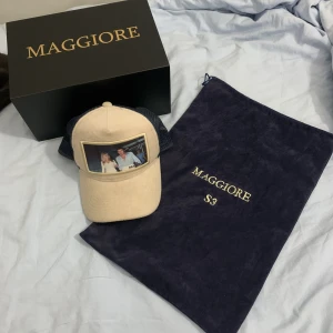 Maggiore keps - Hej! Nu säljer jag min maggiore keps eftersom jag har köpt en ny keps. Den är i superbra skick och det ör Model s3 c1.  Skriv vid intresse eller någon fråga💕