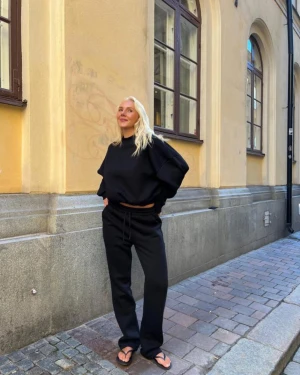 Lxa sweatpants  - Svarta super fina sweatpants ifrån Lxa som är raka och lite längre. Aldrig använda med lappen kvar då jag inte gillade hur dom satt på mig tyvärr💓 slutsålda på hemsidan. Storlek L men skulle säga att dom är små i storleken.