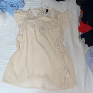 Söt fin tröja - En jättesöt tröja från H&M. Är i storlek 34/XS. Sitter jättefint på och är i nyskick. Köparen står för frakten ❤️