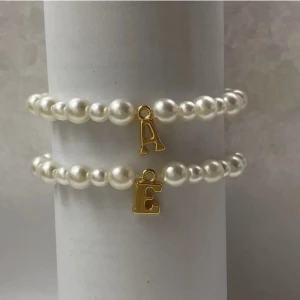 Bokstavs armband - Egengjorda bokstavsarmband. Jag kan göra alla bokstäver utom å,ä,ö. Vid specifika design förslag så är det bara att skriva❤️