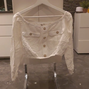 Croppad lång ärmad topp  - Croppad lång ärmad topp i storlek 36. Bra skick.