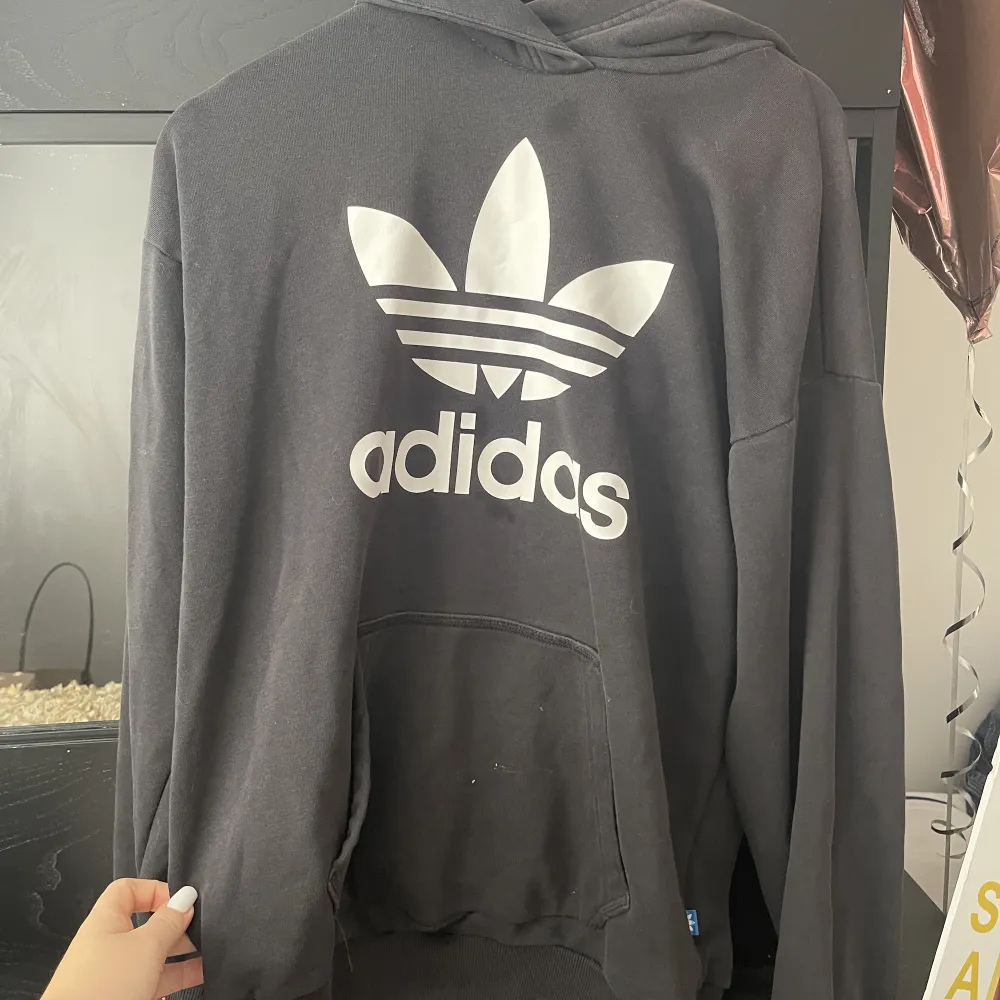 Adidas hoodie i storlek M/L 🖤Ganska använd och har även ett hål i fickan som går att sy ihop🖤 . Hoodies.