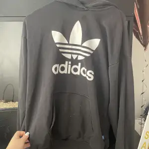 Adidas hoodie i storlek M/L 🖤Ganska använd och har även ett hål i fickan som går att sy ihop🖤 