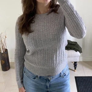 Stickad tröja - Från Gina Tricot. Modellen när storleken M, men den är liten.