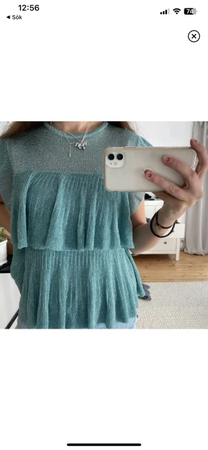 Zara topp - Lägger upp denna topp igen för fri frakt! Supertrendig glittrig topp ifrån zara i nyskick, endast använd 1 gång! Säljs inte längre på zara💗