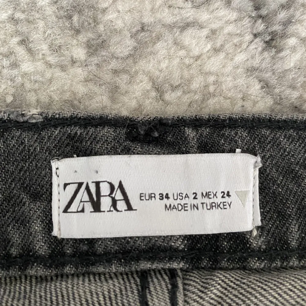 Säljer mina gråa high rise jeans från zara💕 Säljer pågrund av att de inte används, använda bara några fåtal gånger🩷 Nypris ca: 370kr🩷(de ska vara slitningar vid fötterna). Jeans & Byxor.