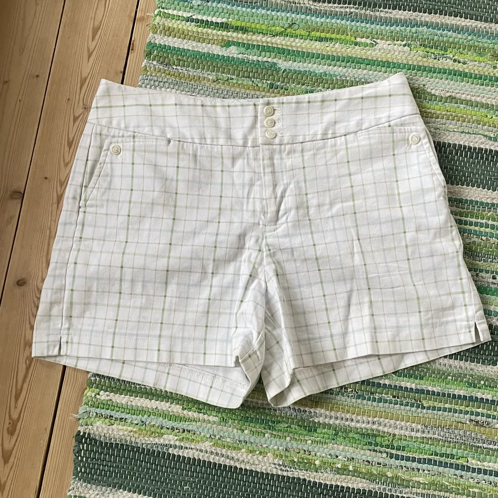 snygga lågmidjade shorts köpt vibtage. 💚💚. Shorts.