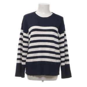 Stickad tröja - Säljer denna stickade tröja från bondelid som jag fick hem från sellpy för nån vecka sen säljer för råkade köpa 2st. Finns inga defekter. Köpt för 100kr. Tveka inte att höra av dig i dm om du har några frågor eller vill ha bättre bilder!💘