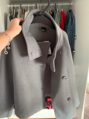 Kappa gina - INTRESSEKOLL!!  Har denna grå slutsålda kappa från Gina i storlek s. Är det någon som vill byta mot en i annan färg? Eller mot ngn annan jacka, hör av er!! Lappen kvar så helt oanvänd!🙏