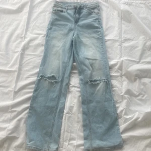 Ljusa jeans  - Knappt använda jeans . Labb industri ( Kappahl) . Hög midja och raka ben 