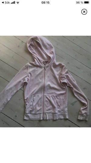 Rosa juicy couture - Denna tröjan är köpt på loppis och är lite sliten i ena armen men annars i jättebra skick!!
