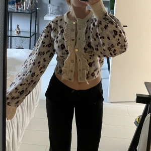 Kofta från Zara - Helt oanvänd kofta från Zara i storlek S! Nypris 400💕