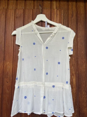 Topp & Otherstories - Söt topp från & Otherstories med broderi. Nyskick 