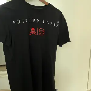Philipp plein t-shirt i storlek S. Knappt använd Hämtas i Stockholm 