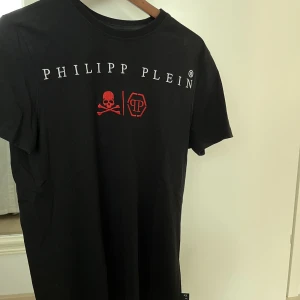Philipp Plein t-shirt - Philipp plein t-shirt i storlek S. Knappt använd