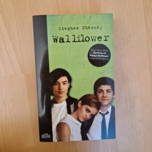 Wallflower bok - Bok "Wallflower" av Stephen Chbsky, på svenska. Pocketbok med film-framsidan. Läst, men i myxket gott skick.