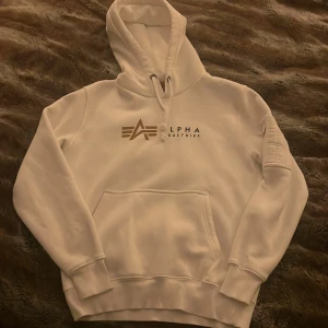 Alpha industries hoodie  - Använd ett fåtal gånger, pris kan diskuteras vid snabb affär!