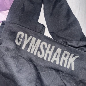 Gymshark thights  - Gymshark thigts (har fått sy ihop mellan benen) därav pris 