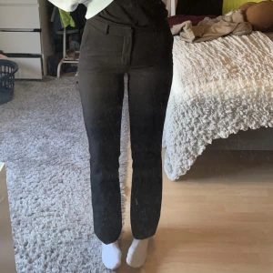 Kostymbyxor - Säljer dessa fina kostymbyxor från BikBok. Strl 38  Ord pris: 499kr