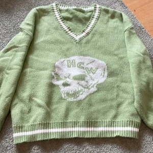 Stickad tröja  - Tröjan ingen lapp i sig så är därför lite osäker på storlek och märke men den sitter bra på mig och jag har storlek S.