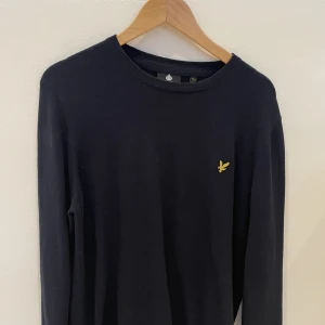 Lyle & scott stickad tröja  - En fin stickad tröja 10/10 skick.  använd bara två gånger.  Perfekt tröja ni till hösten. Pris kan såklart diskuteras. 