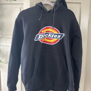 Dickies hoodie - Säljer nu min dickies hoodie då jag inte använder den, den är nästintill oanvänd