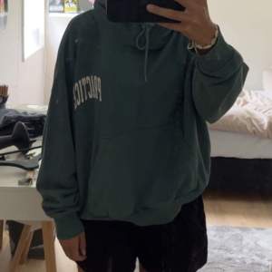 Snygg och mysig Hoodie i bra skick!! Köpt för 400 kr, priset kan diskuteras.