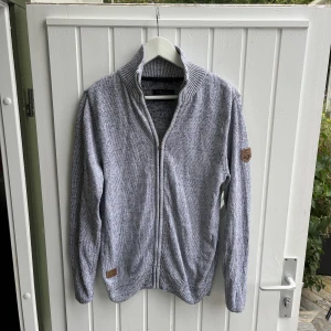 Zip cardigan  - Tja, nu säljer jag min snygga zip cardigan från Jean Pascale i en snygg grå färg. Tröjan i är i topp skick. Om du har en fråga så får du gärna höra av dig/mvh Hugo😁