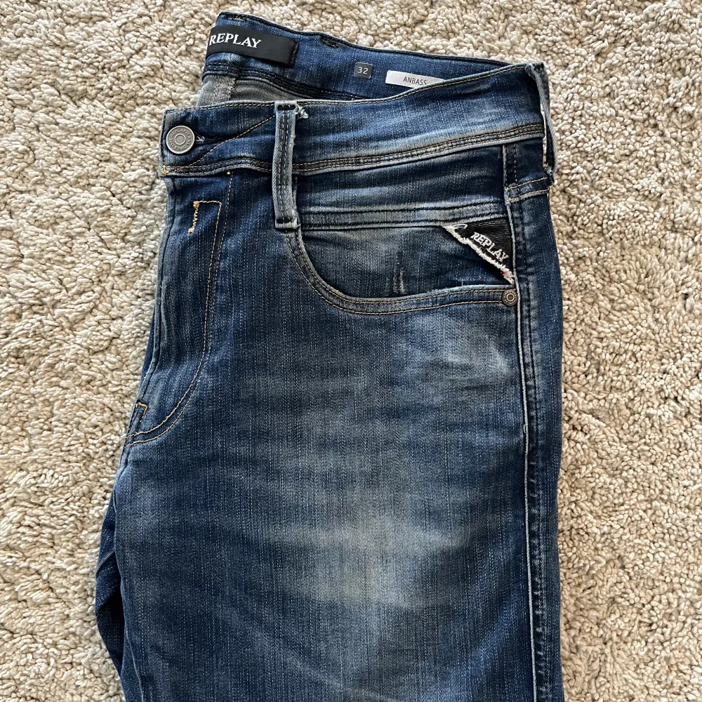 Säljer ett par riktigt snygga replay jeans för ett bra pris! Dom är i modellen anbass och är hyperflex. Använda lite grann. Skick:7,5/10 Nypris: 1800. Jeans & Byxor.