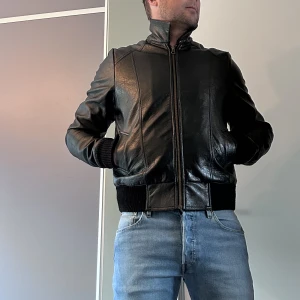 Fejk Skinnjacka cheap monday - Fejk skinnjacka i kort modell från klassiska cheap monday💀