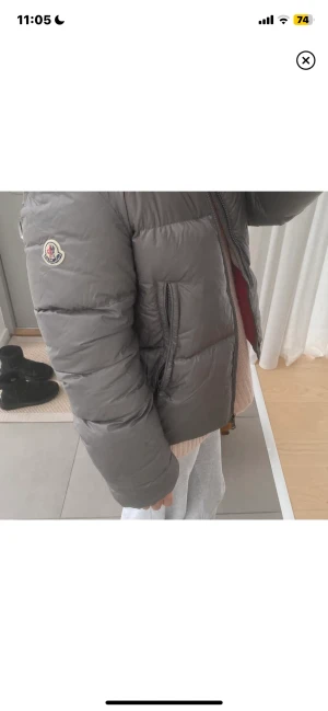 Vinter jacka - Finns en liten difekt på luvan men som man knappt ser(skriv för bilder). ÄKTA finns qr kåd och bevis. KÖP NU FÖR 4000 ANNARS BUDA!! Är i barnstorlek 164 men passar mig som har S vanligtvis men även xs kan de passa! Säljer pågrund av för många jackor💓💓❤️⚡️💋