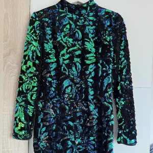 Paljettklänning  - Fin paljettklänning använd ett nyår för 2 år sedan. 