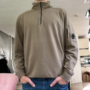 Cp company tröja  - Helt ny cp company half zip i stl S, cond 10/10. Mitt pris 1399, nypris 2399. Kvitto och tags finns. Allt gott m, MVH Simon 