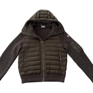 Moncler cardigan  - Moncler cardigan - mörkgrön Storlek: L fits M Cond: 9/10 Pris: 6200:-  Skriv pm för mer information 