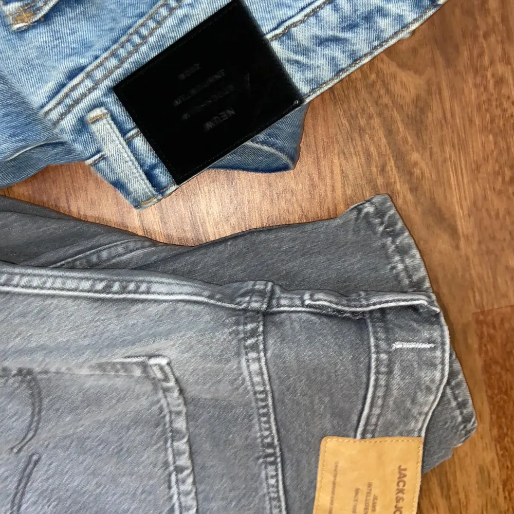 Tjena! Säljer nu fyra jeans helt oanvända 2 levis 501 och 502, 1 Jack and Jones chris samt ett var neuw jeans. Alla byxorna är storlek 29/32. 500 kr styck för alla och Jack and Jones 450 kr! . Jeans & Byxor.