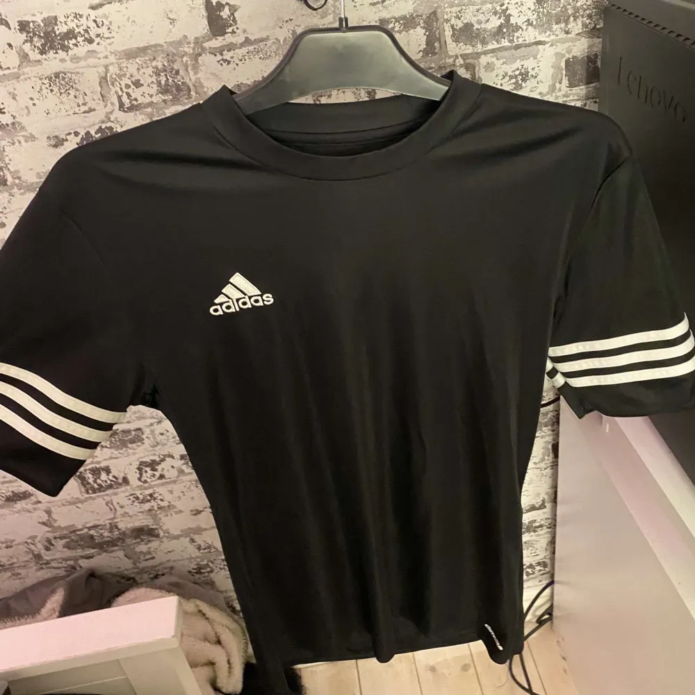 Adidas T-shirt i storlek S/M. Fint skick. Priset är inte satt. T-shirts.