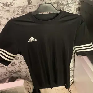 Adidas T-shirt i storlek S/M. Fint skick. Priset är inte satt