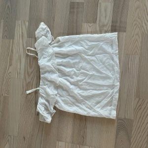 Axellös topp - Jätte fin topp/blus från little remix tror jag😅. Säljer för jag har vuxit ur den. Jätte bra skick!!