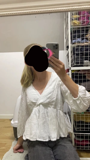 Vit tröja - Säljer denna super fina tröjan! Aldrig använd. Säljer pga att jag int använder den💗