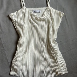 Fin topp  - Vit topp från märket ally. Köpt i Australien aldrig använd. 