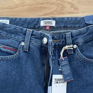 Jätte fina Tommy jeans i rak modell skriv för fler bilder