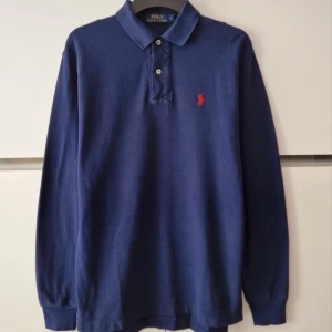 Ralp Lauren långpiké - Säljer en tvär fet Ralph Lauren tröja i storlek S. Nypris är runt 1000kr. Vårt pris: 399kr! Prutbart vid SNABB affär! Kontakta vid intresse! MvH Liam