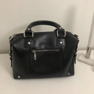 Núnoo väska - Säljer min assnygga Núnoo väska som aldrig kommit till användning, får plats med så mycket!!