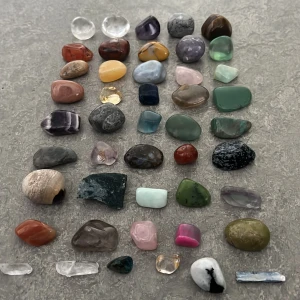 kristaller  - 50 kristaller, 3 av de är kristaller som man ska hänga på ett halsband, ena är ett kristallhalsband. inget intresse för kristaller längre så därför säljer jag. köpta i Sverige, alla är äkta. Är värda tillsammans ca 800 