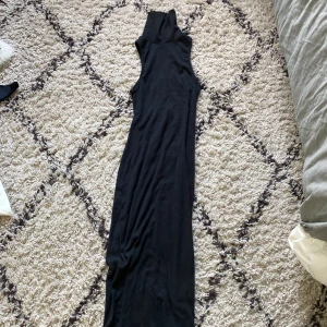 Långklänning från zara - En fin långklänning ifrån zara har en liten polonacke men går att vika bort om önskas!💖