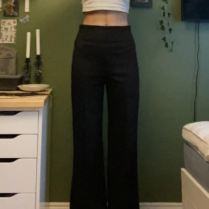 Kostymbyxor  - Kostymbyxor köpta second hand men aldrig använda av mig. Lite noppiga på en sida men annars fina🖤