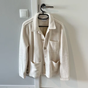 Teddy overshirt - Stor flyttstädning Alla plagg i storlek S-M och passar ca 1.70-185cm samt 70-83kg  Finns i Uppsala