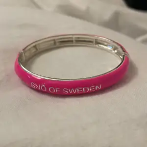 Armband från Snö of Sweden! Jättebra skick! Går att strechta ut så det är enkelt att sätta på o ta av!
